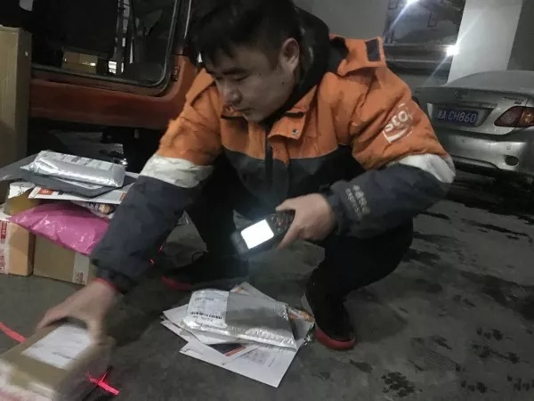 快遞師傅：就是路再滑，也要把每一件包裹送達(dá)