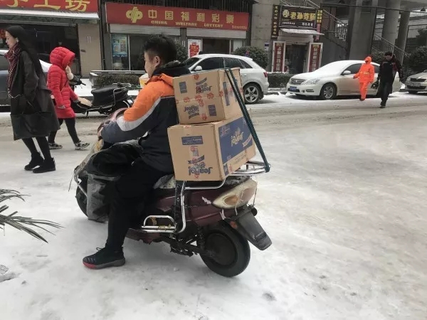 快遞師傅：就是路再滑，也要把每一件包裹送達(dá)